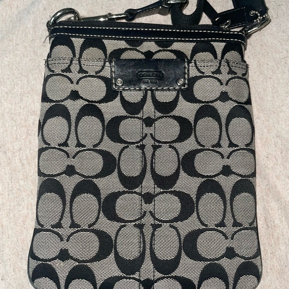 Authentic Coach Signature Black Cavan Leather Crossbody Messenger Bag - Picture 2 of 7